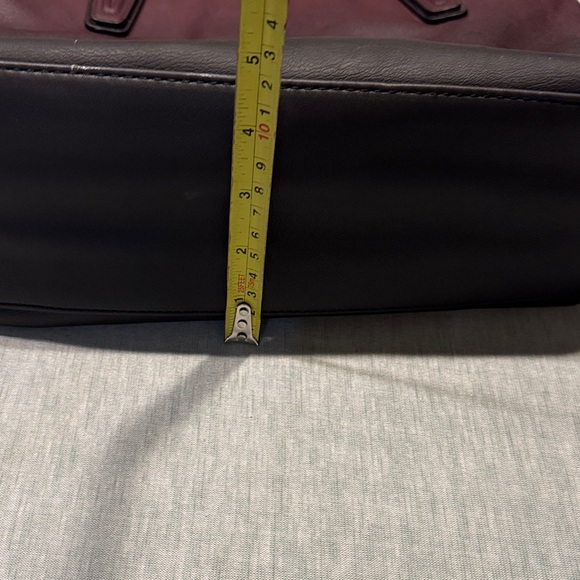 Simply Vera Vera Wang Burgundy and Black Shoulder Bag - Picture 14 of 15